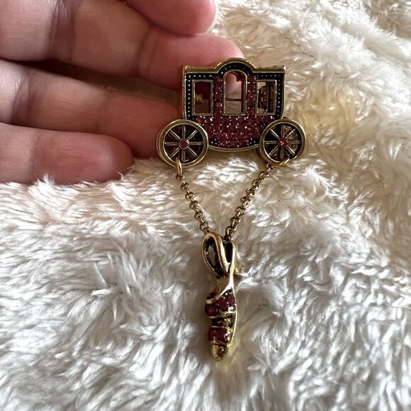 NEW Cinderella Carriage Brooch 
Princess Carriage Red & Slipper - Picture 3 of 6